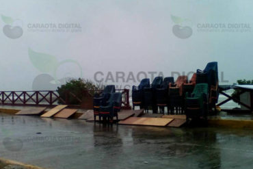 ¡LAMENTABLE! Lluvias y fuerte oleaje en las últimas horas derrumbó negocios en orillas de playas de Vargas (+Fotos)