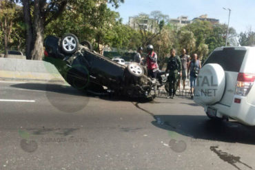 ¡ALERTA! Un muerto y dos heridos dejó accidente en la autopista Francisco Fajardo