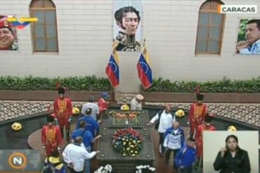 ¡LO QUE FALTABA! Atletas bolivarianos visitaron la tumba de Chávez (+Video)