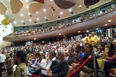 ¡VÉALO! El “esperanzador” mensaje del señor del papagayo en el evento del Aula Magna de la UCV (+Fotos)