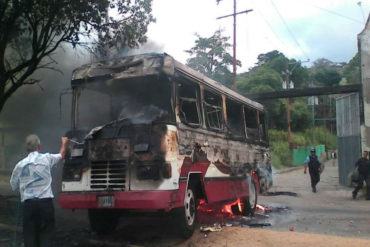 ¡DESCONTROLADOS! Estudiantes del Táchira quemaron una unidad de transporte en medio de protesta