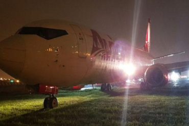 ¡LO ÚLTIMO! Avión venezolano perdió pista en el aeropuerto de Guayaquil (fue remolcado a las pocas horas)