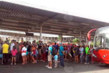 ¡TOME SUS PREVISIONES! Caraqueños hacen largas colas en Metrobús hacia La Guaira para ahorrarse un dinero en la playa (+Videos)