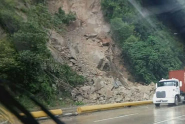 ¡ALERTA! Lluvias en Carabobo causan derrumbes en la autopista de Valencia este #6Mar