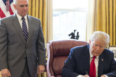 ¡SACARÁ RONCHA! La foto de Trump firmando documento que bloquea el Petro de Maduro