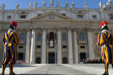 ¡SE PRENDIÓ! “No aprendimos nada”: Se enciende la polémica en redes por la aclaratoria del Vaticano en no bendecir uniones de parejas del mismo sexo