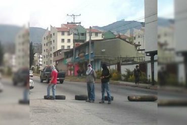 ¡ÚLTIMA HORA! Encapuchados trancaron las vías en Mérida este martes #6Mar (+Fotos)