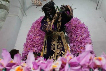 ¡LA FE PERSISTE! Nazareno de San Pablo realiza su recorrido tradicional este #28Mar (devotos llevaron más de 4.000 orquídeas)