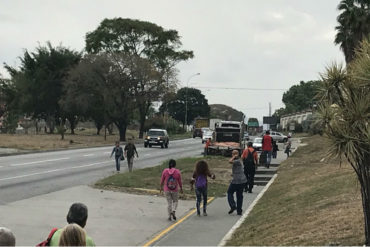 ¡LA GENTE ESTÁ MOLESTA! Manifestantes trancaron los accesos de Acarigua por incumplimiento de las cajas CLAP (+Tuits)