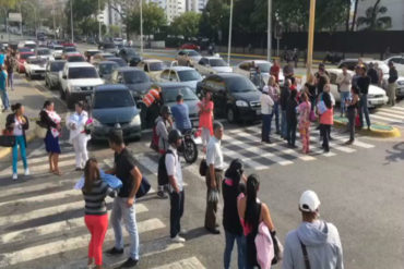 ¡SE CANSÓ! “Basta ya, Maduro”: El mensaje de una madre necesitada en protesta por falta de vacunas (+Video)