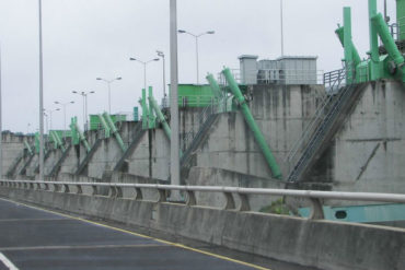 ¡TERRIBLE! Una mujer de 65 años se lanzó desde el puente de Macagua, en Bolívar (presumen que era depresiva)