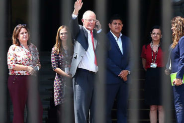 ¡VEA! El momento en que Kuczynski deja el Palacio de Gobierno tras presentar su renuncia (+Video)