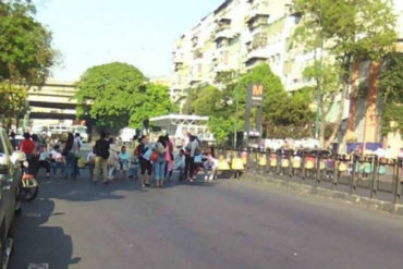 ¡VEA! Las imágenes de la protesta de madres con niños en brazos en San Martín (exigen vacunas)