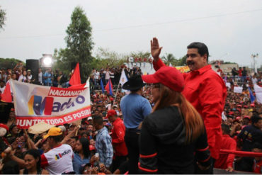 ¡INCREÍBLE! Maduro calienta su campaña baila que te baila mientras el país reclama por medicinas, luz y alimentos (+Video)