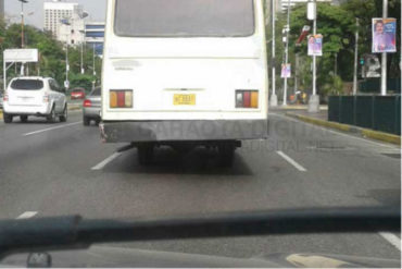 ¡MÍRELO! Captaron una camioneta sin cauchos circulando en la avenida Bolívar (+Foto)