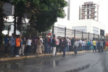¡INHUMANO! Largas colas de adultos mayores intentando cobrar su pensión este #18Abr en Barquisimeto
