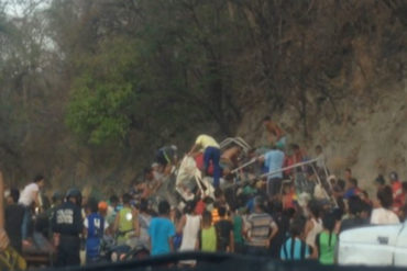 ¡ENTÉRESE! Camión de verduras volcó en la ARC y pobladores saquearon las hortalizas