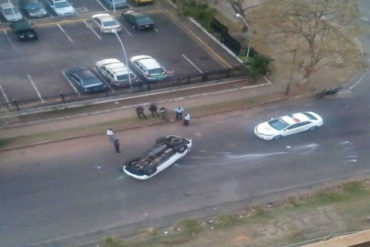 ¡TERRIBLE! Delincuentes se volcaron en un carro robado y agarraron otro para huir (una persona murió)