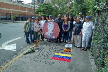 ¡CONMOVEDOR!Vecinos de Caracas honraron la memoria del estudiante asesinado Carlos Moreno (+Fotos)