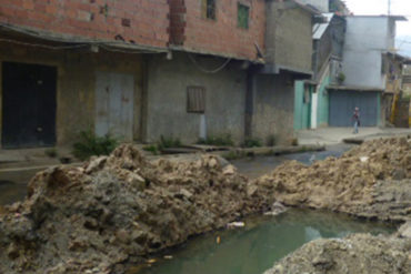 ¡MÍRELO! En Mamera los niños usan como piscina un hueco lleno de agua sucia que dejó Hidrocapital (+Foto)