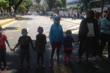 ¡INHUMANO! Niños protestan en el J.M. de Los Ríos por suspensión de hemodiálisis (+Fotos)