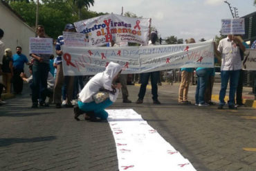 ¡INDIGNADOS! Pacientes con VIH pintan con sangre pancartas para protestar este #10Abr