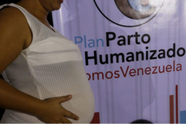 ¡VEA! “Para que vean la incompetencia de los hospitales”: una mujer parió en una acera del materno infantil de Maracaibo (+Video)