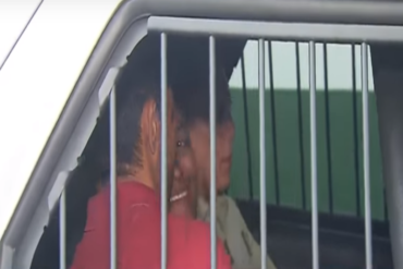 ¡VERGÜENZA! La risita nerviosa de dos jóvenes venezolanos después de ser detenidos por robo a una mujer en Chile (+Video)