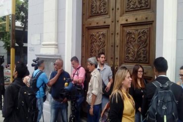 ¡DEBE SABERLO! Así se encuentran los alrededores del Palacio Federal Legislativo (denuncian presencia de colectivos) (+Videos)