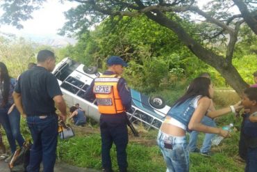 ¡LE CONTAMOS! Reportan varios lesionados tras vuelco de autobús en la Autopista Regional del Centro