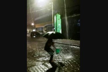 ¡EL COLMO! Merideños se bañan en la lluvia tras durar más de cinco días sin agua (+Foto)