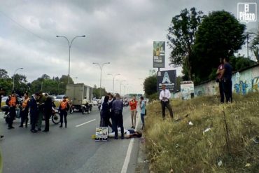 ¡LO ÚLTIMO! Cadáver de hombre abatido por persecución quedó tendido en la autopista Francisco Fajardo (+Foto +Video)