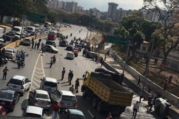 ¡LO ÚLTIMO! Accidente múltiple en la Valle-Coche deja seis lesionados y varios carros afectados