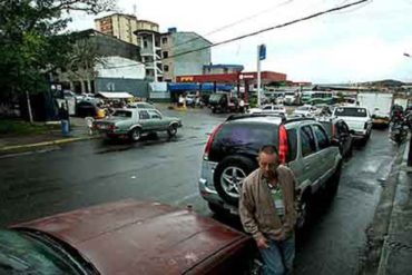 ¡LA CRISIS SE AGUDIZA! En Táchira los conductores duermen en sus carros para poder echar gasolina