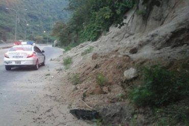 ¡PENDIENTES! Se registró un deslizamiento de tierra en la carretera de Puerto Cabello luego del temblor en Morón, Carabobo