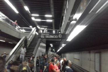 ¡LO ÚLTIMO! Usuarios del Metro de Caracas abandonaron las instalaciones este #17Abr debido a tren con fallas en Carapita (+Fotos)