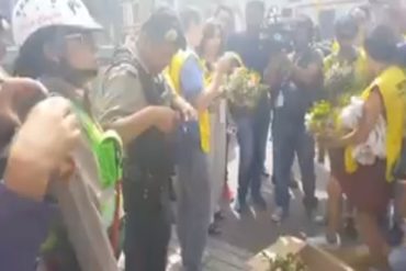 ¡SEPA! Funcionarios policiales intentaron impedir que se coloquen flores frente a la embajada de Venezuela en Lima (+Video)