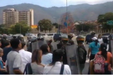 ¡PENDIENTES! Denuncian que funcionarios de la GNB agredieron a trabajadores de la salud mientras protestaban en el Periférico de Catia (+Videos)