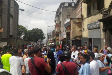 ¡TAMBIÉN PROTESTARON! Médicos del hospital Vargas cerraron el paso vehicular para exigir insumos (+Fotos)