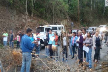 ¡ATENCIÓN! Habitantes de Hoyo de la Puerta madrugaron este #18Abr para protestar por falta de agua (+Fotos)