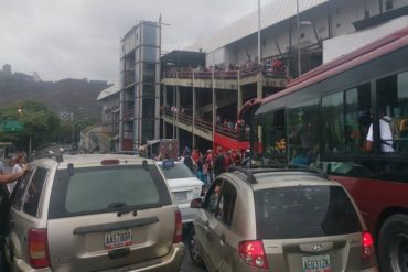 ¡LO ÚLTIMO! Pasajeros protestaron este #18Abr para exigir venta de boletos en el terminal de La Bandera (+Fotos +Video)