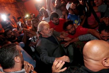 ¡MÍRATE EN ESE ESPEJO, NICO! Lula da Silva se entregó a la Policía y fue trasladado a prisión (+Video)