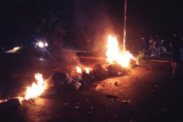 ¡ATENCIÓN! Manifestantes del Zulia quemaron cauchos en protesta a repetidos cortes de luz (duran más de 12 horas) (+Fotos)