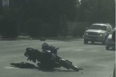 ¡VÉALO! Caucho se desprendió de una gandola y arrolló a un motorizado (+Video)