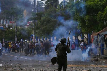 ¡IMPACTANTE! Así reaniman a un joven gravemente herido en protestas en Nicaragua: también usan balines y metras (+Video)