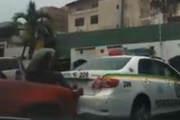 ¡EL COLMO! Así empujan a una patrulla de la policía de Anzoátegui por falta de gasolina (+Video)