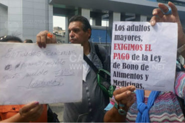 ¡PROTESTARON! Adultos mayores exigieron ante Sudeban el pago completo de sus pensiones (Fotos + videos)