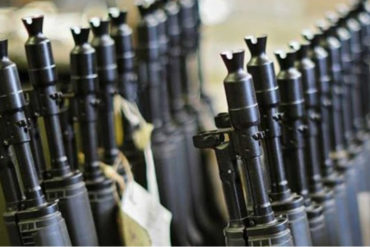 ¡INSÓLITO! Gobierno de Maduro tiene previsto fabricar rifle Kalashnikov a finales de 2019 (mientras el país pasa hambre)