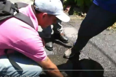 ¡INDIGNANTE! Recolectores de basura en Caracas toman agua del asfalto porque no tienen filtro en sus trabajos (+Video)