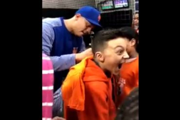 ¡CUÁNTA FELICIDAD! El niño que no pudo ocultar su emoción en la firma de autógrafos del beisbolista Wilmer Flores (+Video)